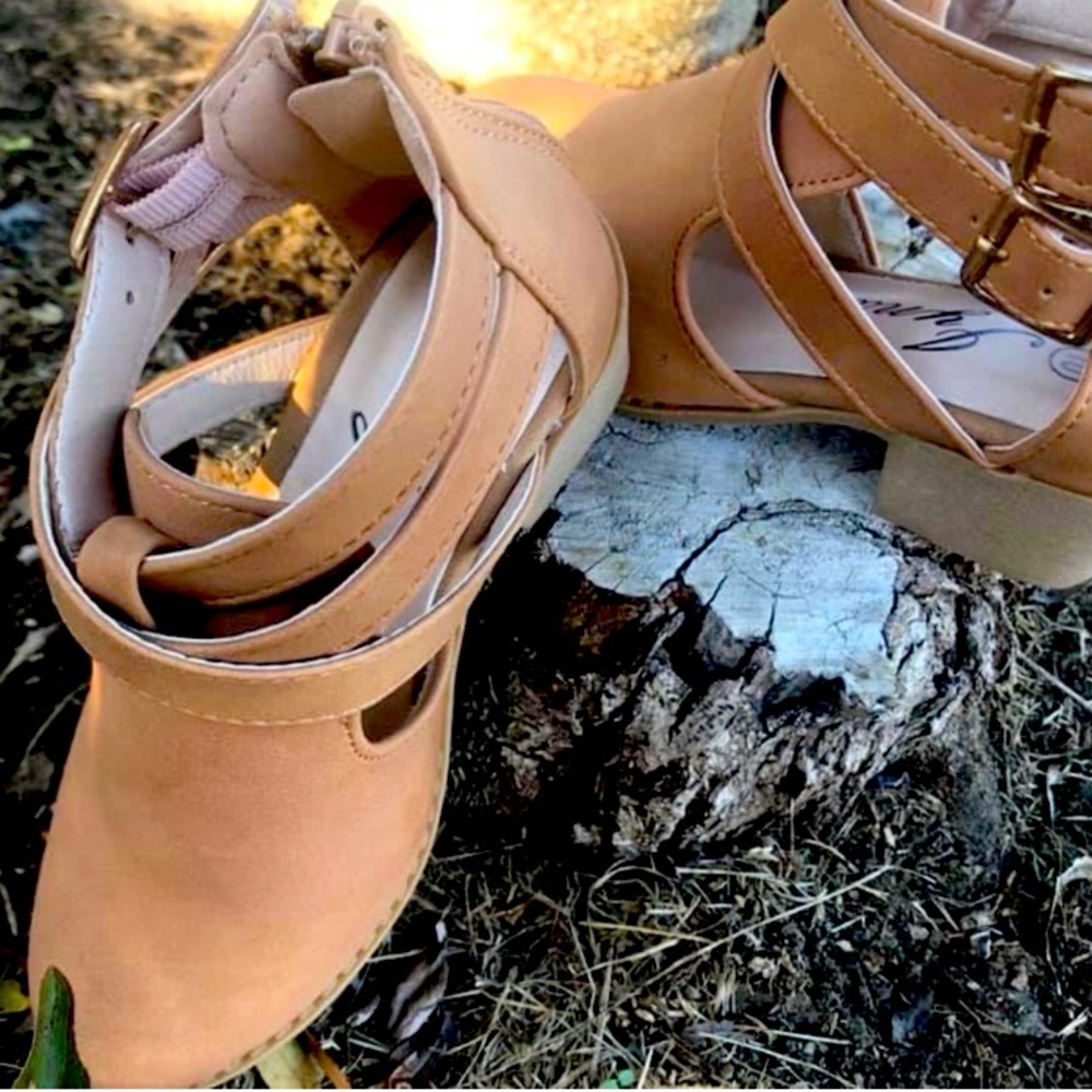 Kids Cut out Booties Tan